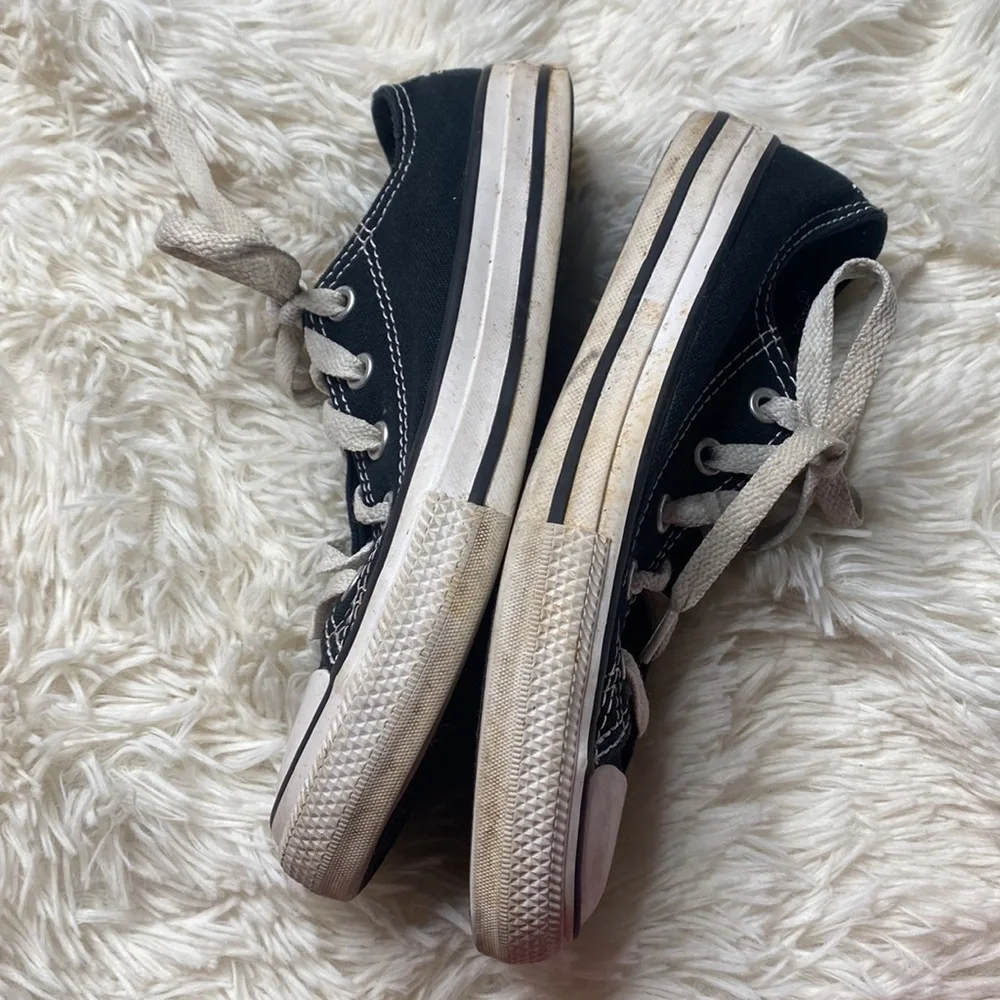 Converse Black Low Cut White Lace Up Sneakers Kid’s Size 1 Excellent Condition